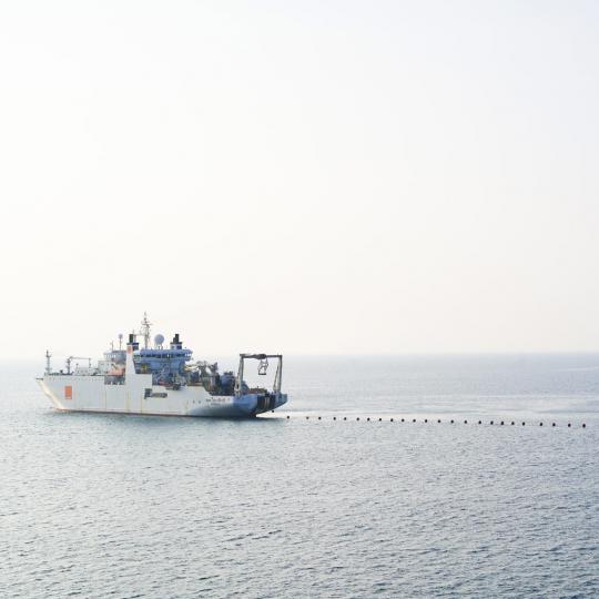 Câblier Pose second câble sous-marin - cérémonie d'atterrage à Ouémo