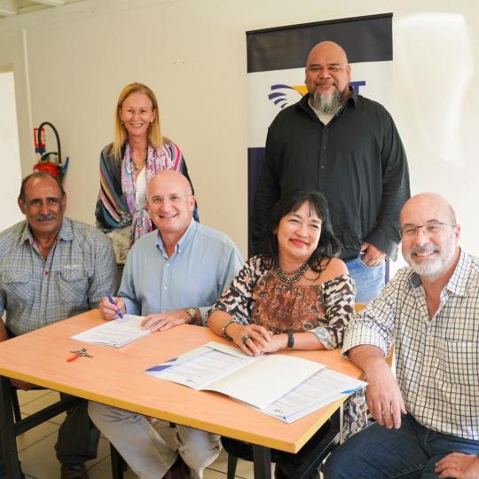 Wilfried Weiss, Yoann Lecourieux, Betty Levanque, Phillipe Gervolino, Vaimu’a Muliava et Armande Duraisin lors de la signature de la convention